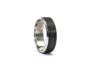 9ct white gold and carbon fibre band